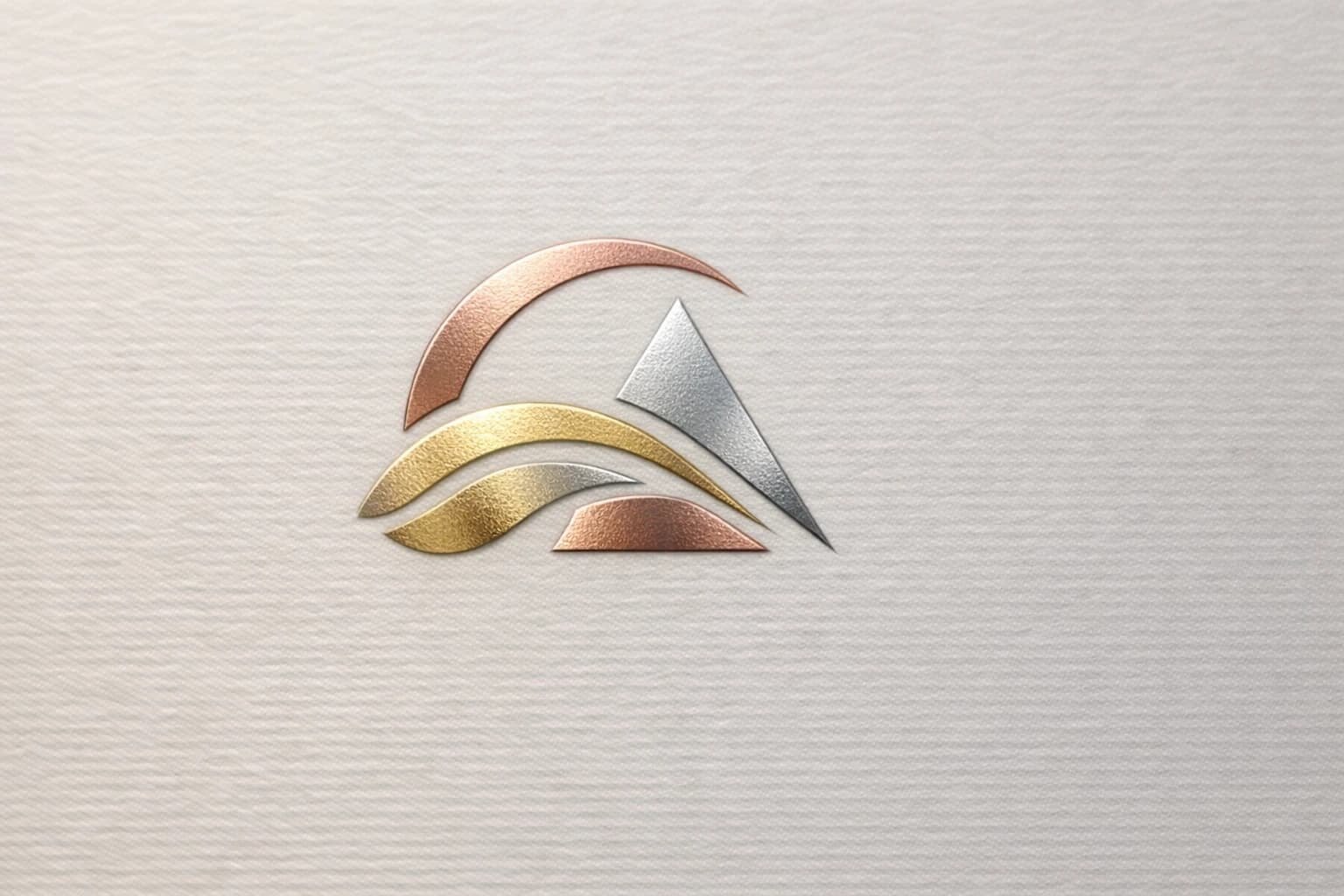 Wytłoczony abstrakcyjny emblemat na teksturowanym papierze